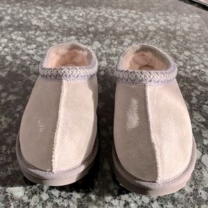 UGG NWT ladies Tasman gray size 5 slippers. Warm and comfy.